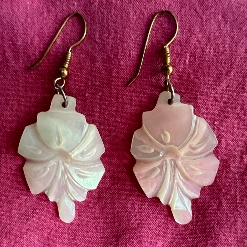 Pretty white & gold tone earrings